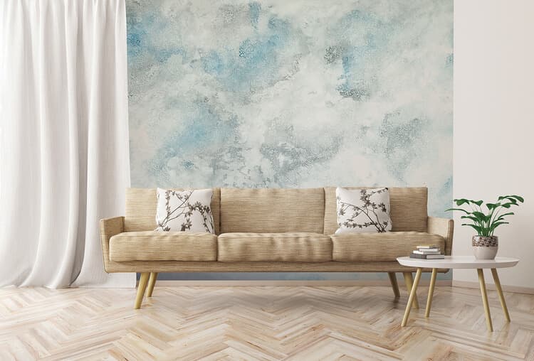 Perete cu efect de travertin aplicat cu șablon decorativ