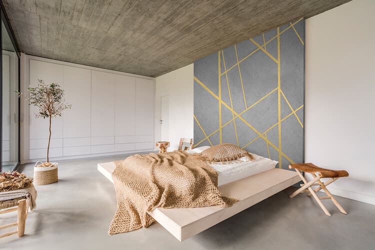 Perete cu beton decorativ și rosturi aurii, realizat cu produse Fox Dekorator